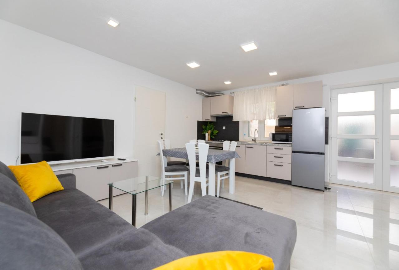 Apartmani Canaki Supetar Exteriör bild