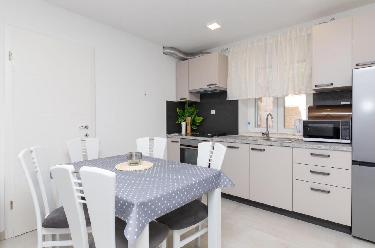Apartmani Canaki Supetar Exteriör bild