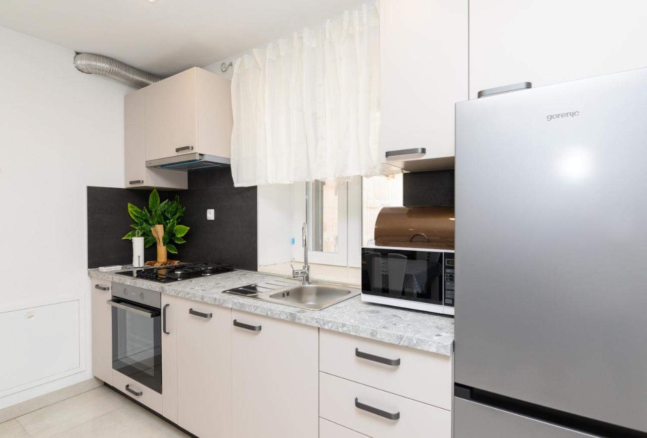 Apartmani Canaki Supetar Exteriör bild