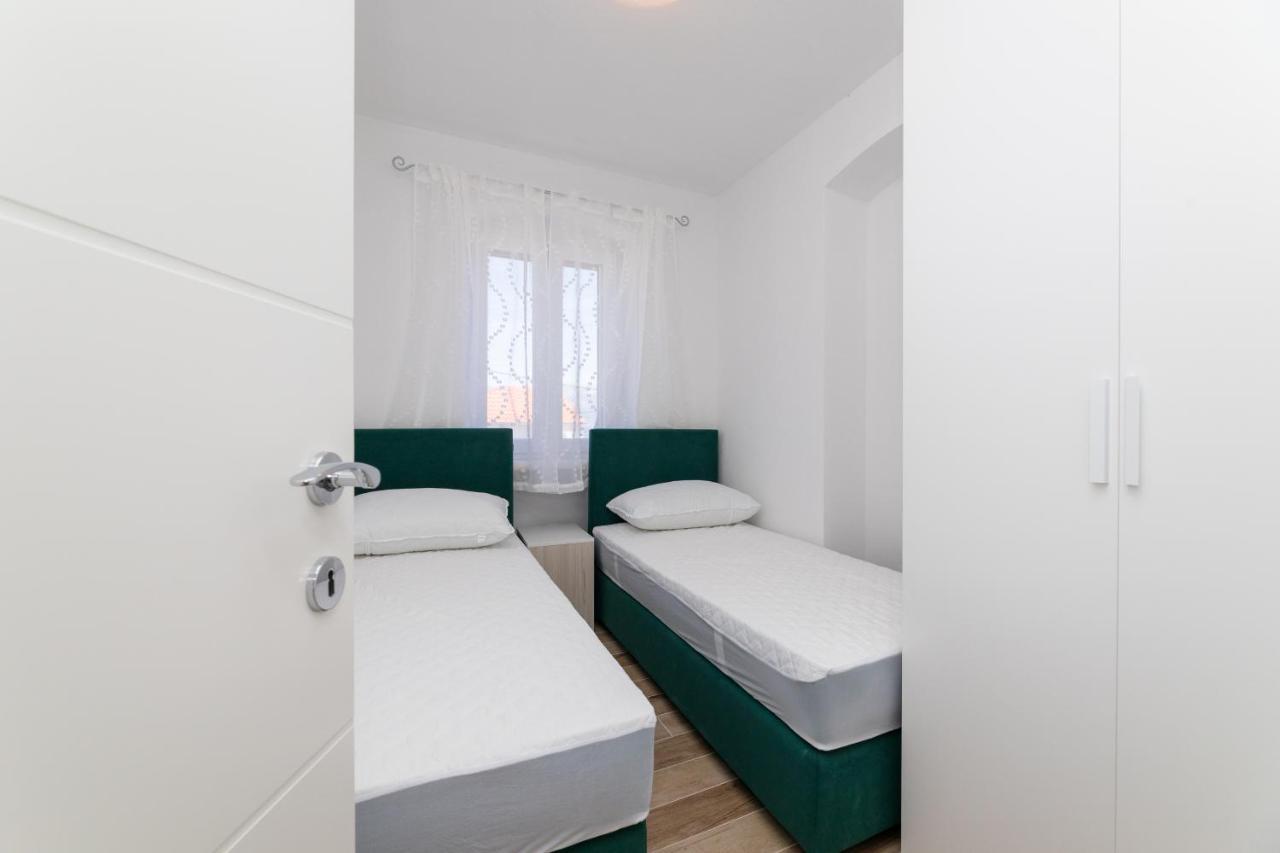 Apartmani Canaki Supetar Exteriör bild