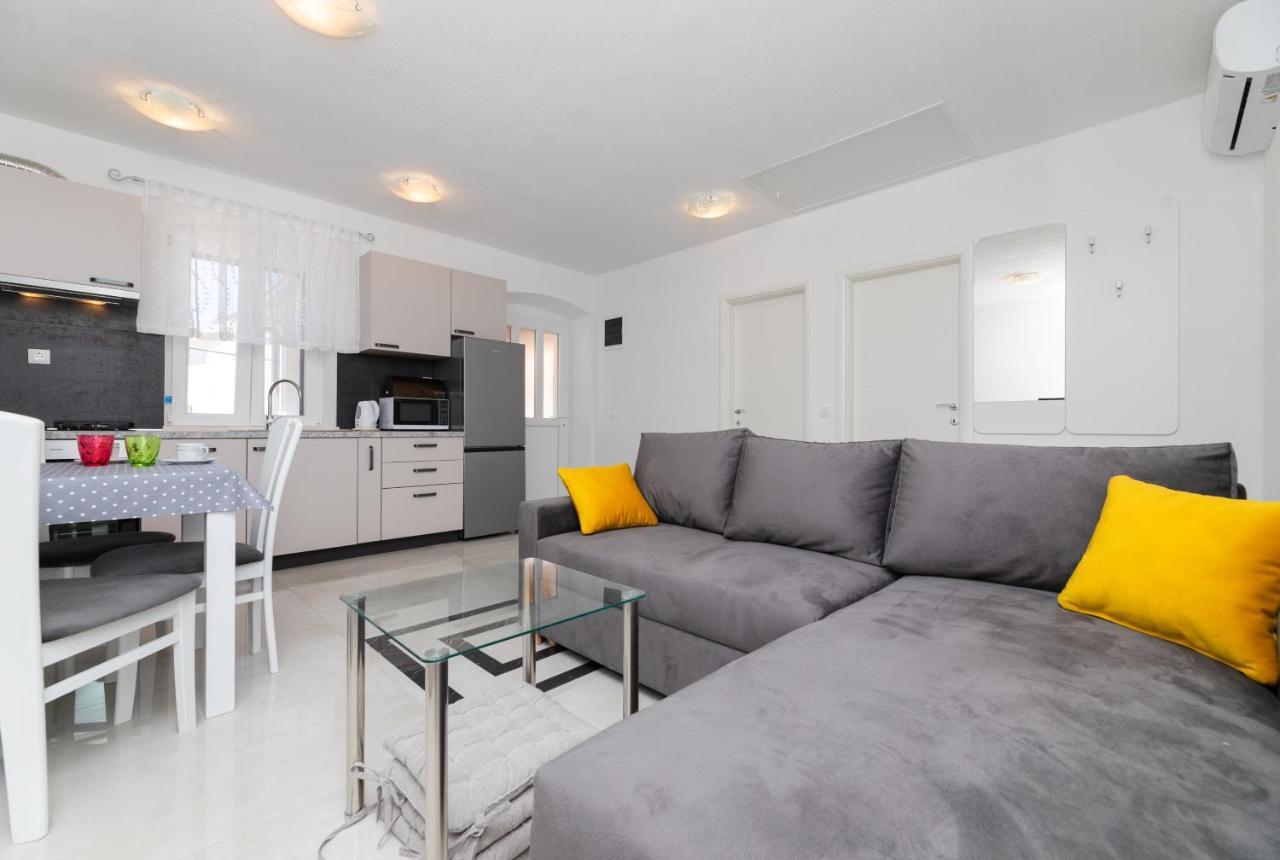 Apartmani Canaki Supetar Exteriör bild